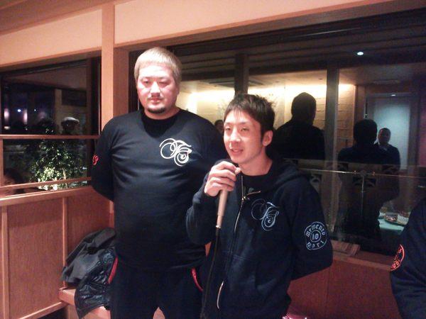 冴城トレーナーの横で角谷 淳志選手がマイクを持ち決意を語っている写真